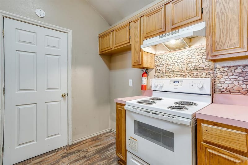 1031 Gaynor Avenue, Duncanville TX 75137 - Photo 9