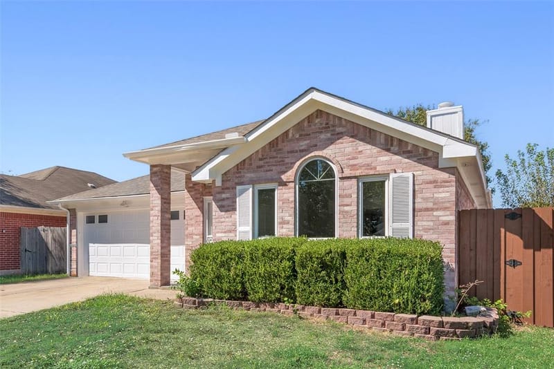 7016 Snowivy Court, Arlington TX 76001 - Photo 2