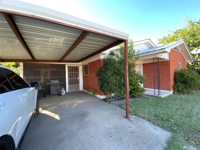 105 N Cole Street, Comanche TX 76442 - Photo 2
