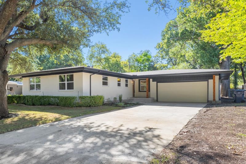 917 Blossom Circle, Garland TX 75041