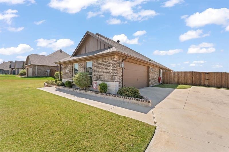 121 Tall Pine Drive, Godley TX 76044 - Photo 2