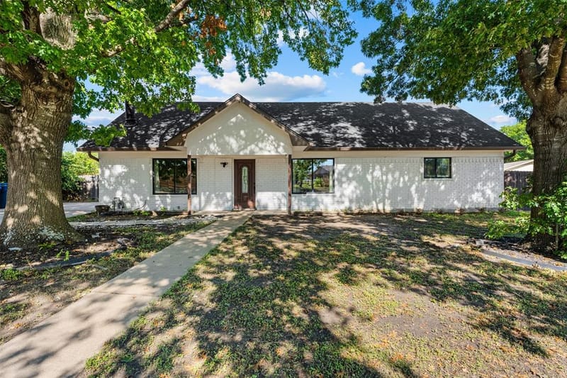 128 E Johnson Street, Hewitt TX 76643 - Photo 2