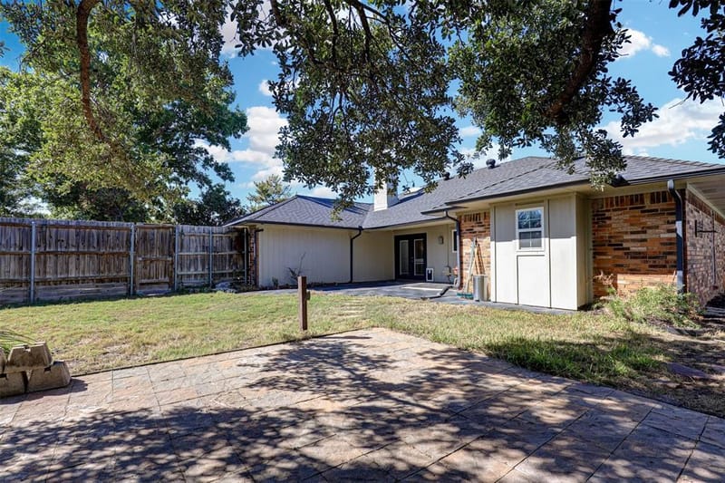 1910 Middle Glen Drive, Carrollton TX 75007 - Photo 34