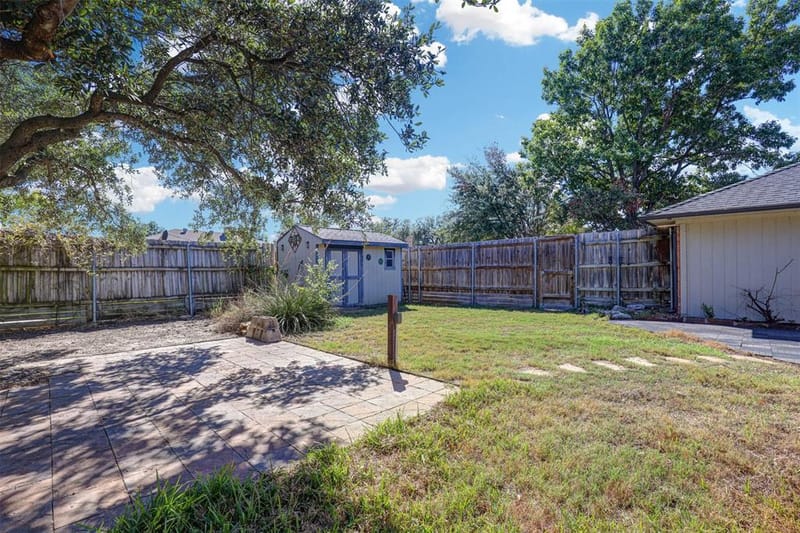 1910 Middle Glen Drive, Carrollton TX 75007 - Photo 35