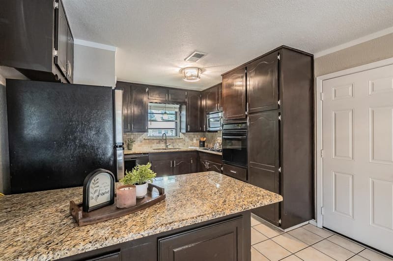 612 Bayless Drive, Euless TX 76040 - Photo 9