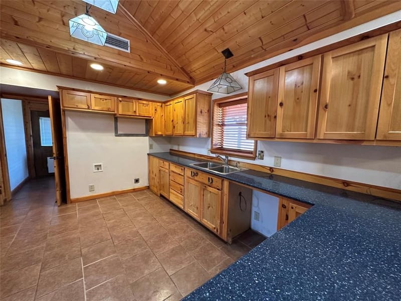 349 Lake Point, Comanche TX 76442 - Photo 4