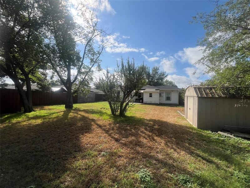 1021 E Russell Avenue, Carrollton TX 75006 - Photo 22