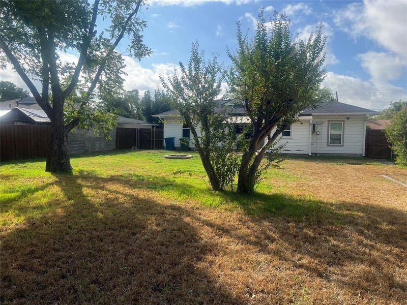 1021 E Russell Avenue, Carrollton TX 75006 - Photo 24