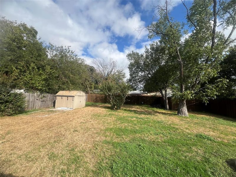 1021 E Russell Avenue, Carrollton TX 75006 - Photo 25