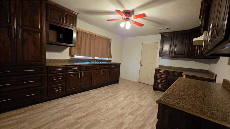 524 W Broadus Avenue, Fort Worth TX 76115 - Photo 7