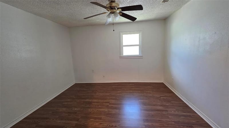 524 W Broadus Avenue, Fort Worth TX 76115 - Photo 3