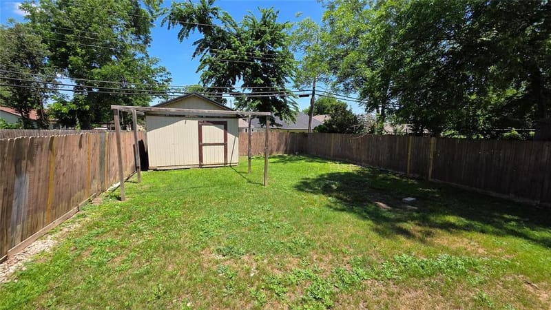 524 W Broadus Avenue, Fort Worth TX 76115 - Photo 11