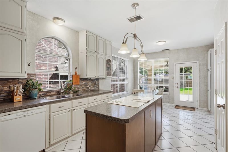3018 Oak Cove Road, Arlington TX 76017 - Photo 7