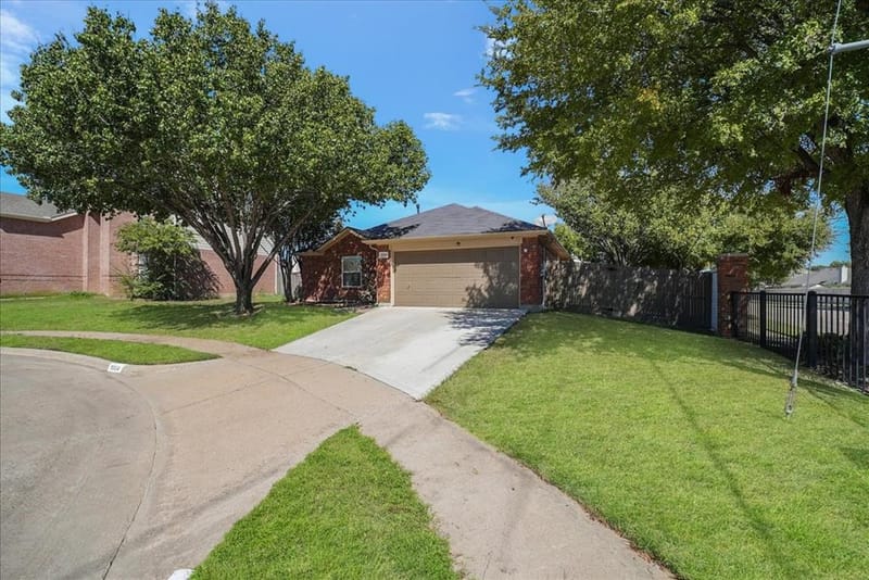 1004 Cedarbrook Circle, Grand Prairie TX 75052 - Photo 2