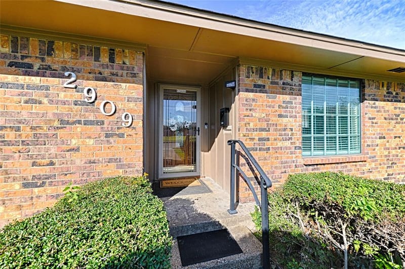 2909 Lee Park Drive, Irving TX 75062 - Photo 2