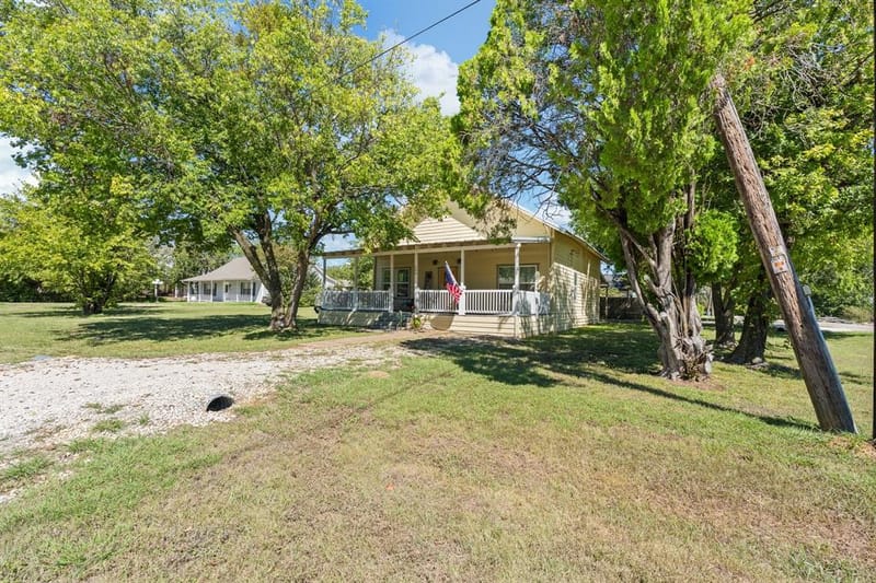 209 E Allen Avenue, Godley TX 76044 - Photo 3