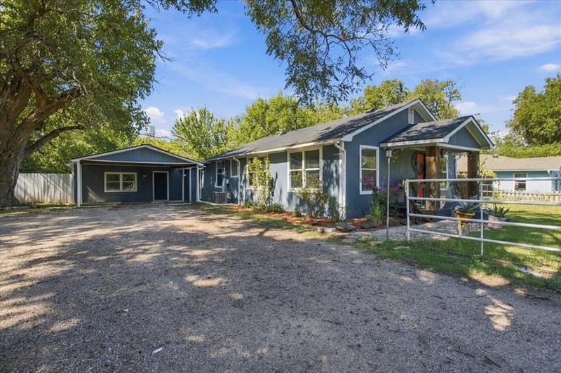106 S Jernigan Street, Bells TX 75414 - Photo 2