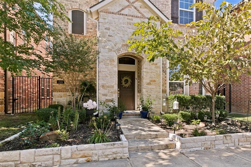 218 Buckingham Avenue, Euless TX 76040 - Photo 2