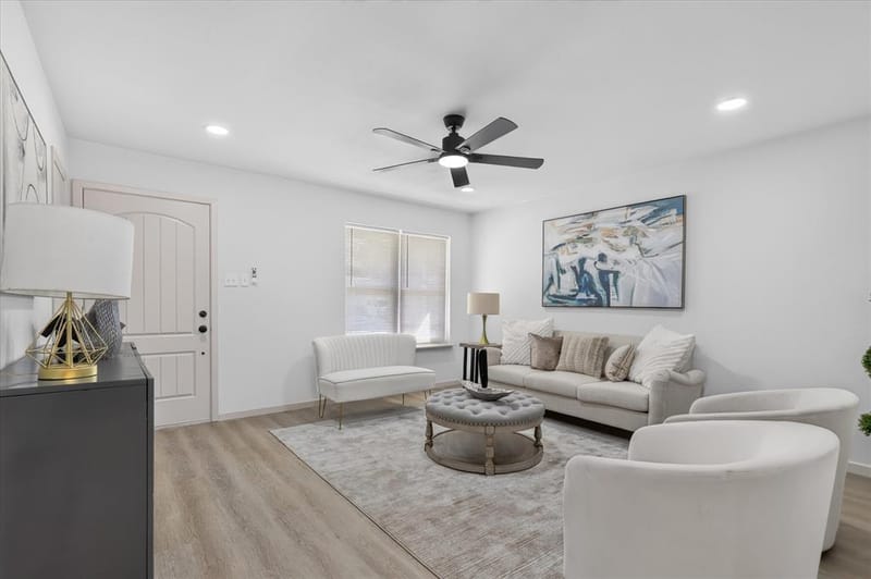 237 E Malone Avenue, Crowley TX 76036 - Photo 2