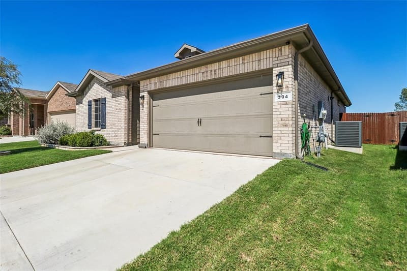 304 Crowfoot Drive, Fort Worth TX 76131 - Photo 2