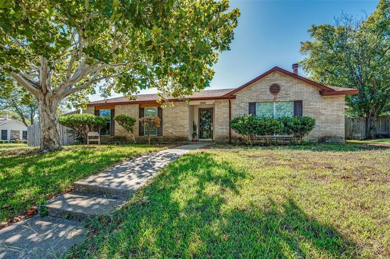 1202 Canyon Oaks Drive, Lancaster TX 75146 - Photo 3