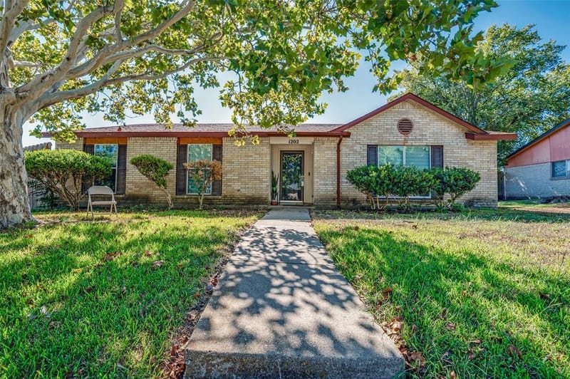 1202 Canyon Oaks Drive, Lancaster TX 75146 - Photo 4