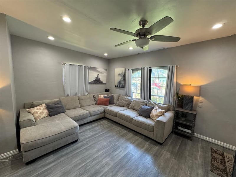 407 S Garrett Avenue, Dallas TX 75223 - Photo 2