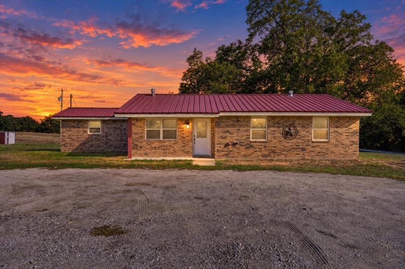 504 W Clay Street, Montague TX 76251 - Photo 2