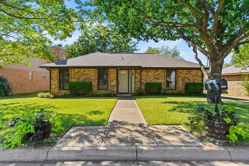 4202 Windhurst Drive, Arlington TX 76015 - Photo 2