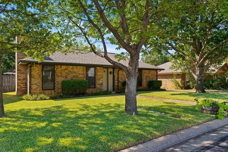 4202 Windhurst Drive, Arlington TX 76015 - Photo 3