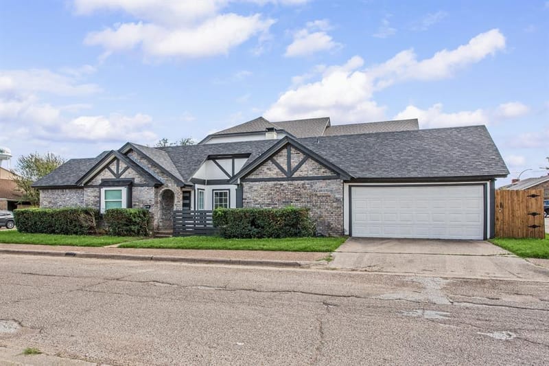 2224 Brigadoon Court, Arlington TX 76013 - Photo 2