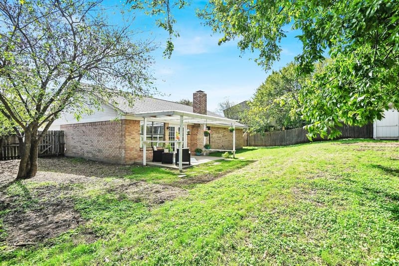 1110 W Cozby Court W, Benbrook TX 76126 - Photo 23