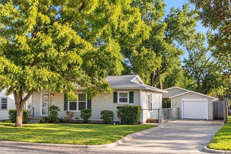 611 Rose Avenue, Cleburne TX 76033