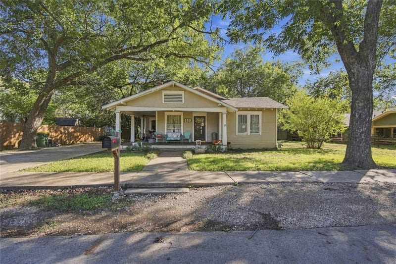 304 E McFarland Street, Grandview TX 76050 - Photo 2