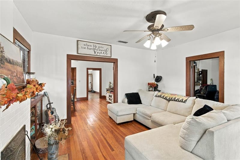 304 E McFarland Street, Grandview TX 76050 - Photo 12