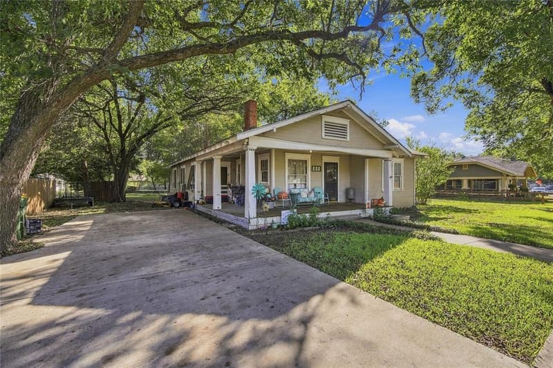 304 E McFarland Street, Grandview TX 76050 - Photo 3