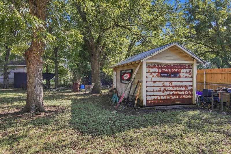 304 E McFarland Street, Grandview TX 76050 - Photo 25