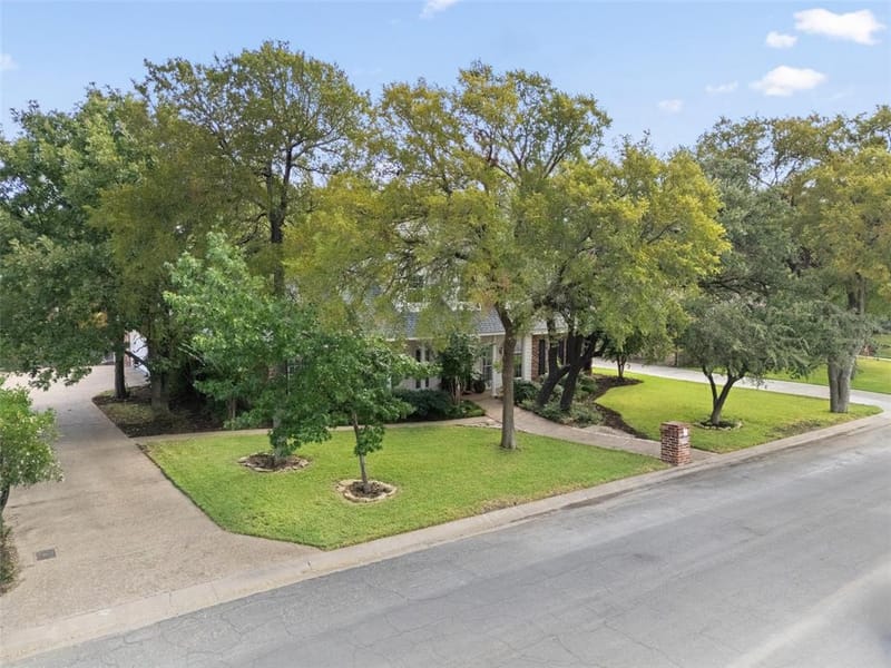 1605 Oak Hollow Drive, Woodway TX 76712 - Photo 35
