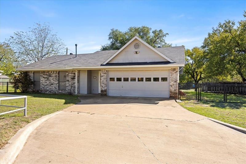 409 Walker Street, Glen Rose TX 76043 - Photo 2