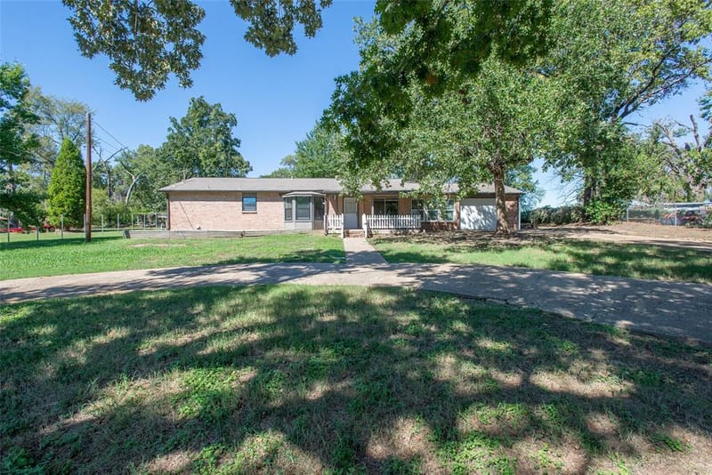 210 Lake Front Drive, Mabank TX 75156