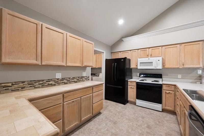 924 Bridges Drive, Arlington TX 76012 - Photo 6
