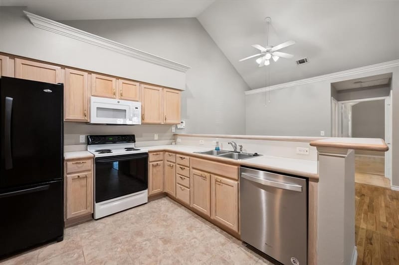 924 Bridges Drive, Arlington TX 76012 - Photo 11