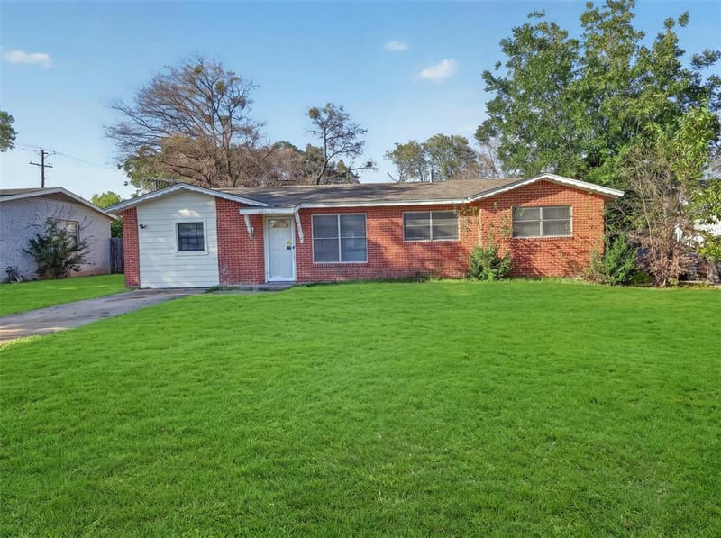 1005 Altamont Drive, Fort Worth TX 76106 - Photo 2