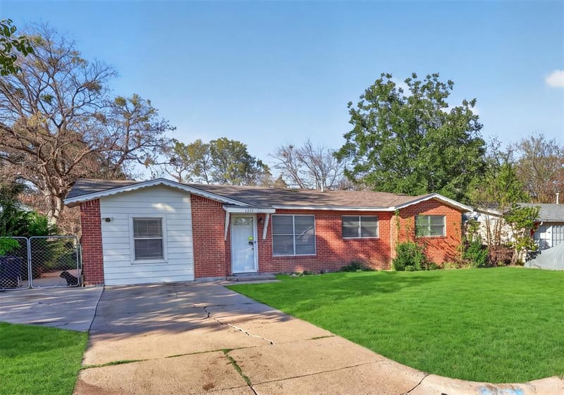 1005 Altamont Drive, Fort Worth TX 76106 - Photo 3