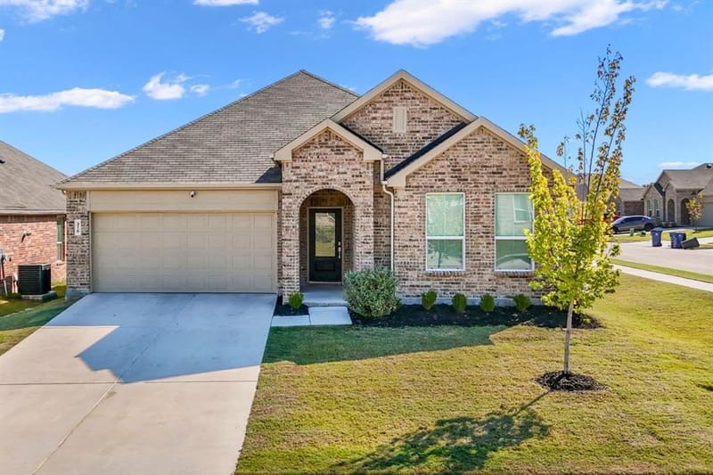 318 Sedalia Trail, Justin TX 76247