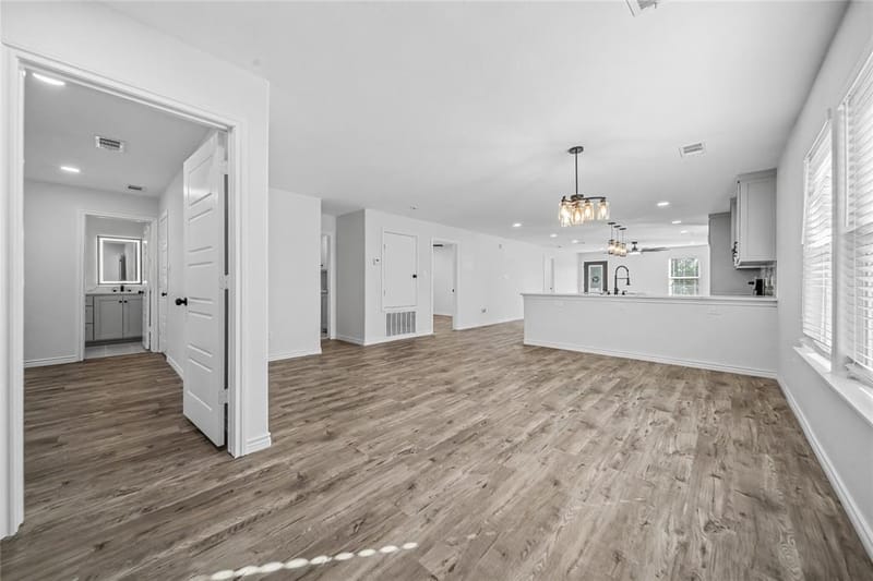 703 N Dwight Avenue, Dallas TX 75211 - Photo 3