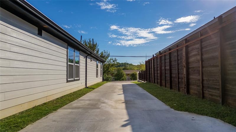 703 N Dwight Avenue, Dallas TX 75211 - Photo 20