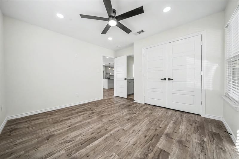 703 N Dwight Avenue, Dallas TX 75211 - Photo 4