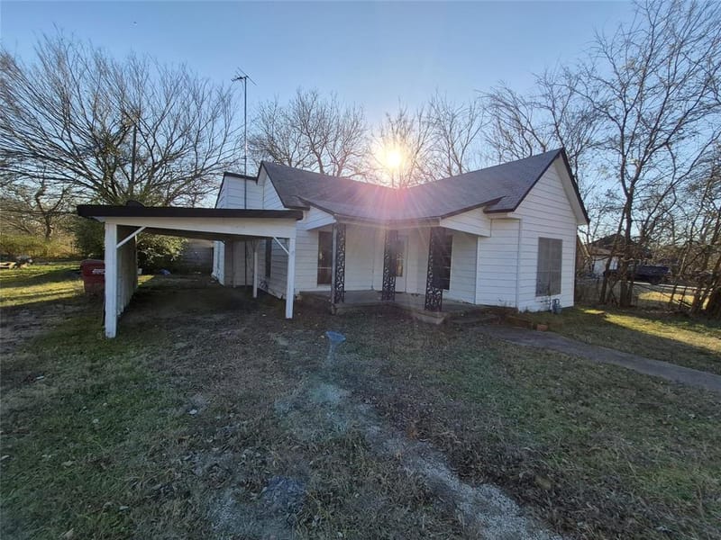 307 W Spruce Street, Whitewright TX 75491 - Photo 2