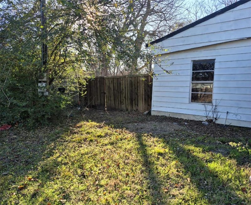 307 W Spruce Street, Whitewright TX 75491 - Photo 3